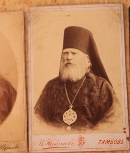 Прошу помочь с атрибуцией священников и епископов.