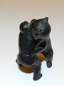 Мужик борется с медведем