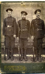 Три красавца из Одессы. С винтовками.