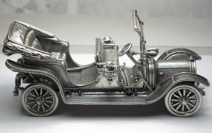 Серебрянная модель автомобиля Делоне-Бельвиль
