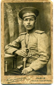 По-моему - КАЗАК, бравый с шашкой. Львов.