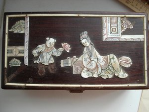 шкатулка старая.Японская тема.очень красивая.