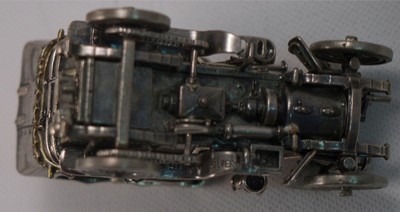 Серебрянная модель автомобиля Делоне-Бельвиль