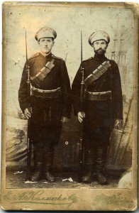 Два солдата с винтовками. 1909г. Харбин, Маньчжурия.
