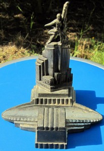 чернильница "Рабочий и колхозница" на выставке в Париже 1937