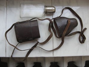 Фляга из стекла в кожаном футляре.
