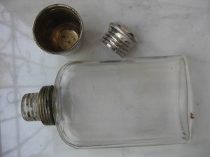 Фляга из стекла в кожаном футляре.