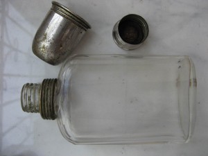 Фляга из стекла в кожаном футляре.