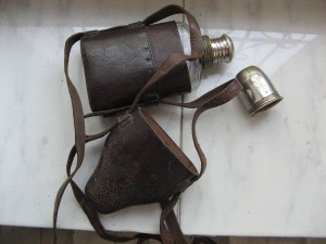 Фляга из стекла в кожаном футляре.
