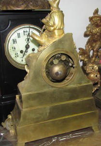 Часы бронзовые " Мужчина с волынкой" 19 век