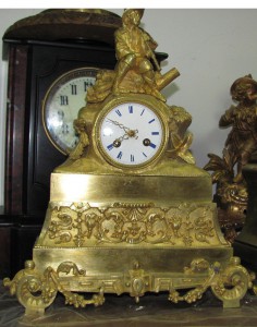 Часы бронзовые " Мужчина с волынкой" 19 век