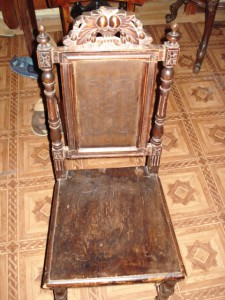 Стулья.