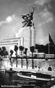 чернильница "Рабочий и колхозница" на выставке в Париже 1937