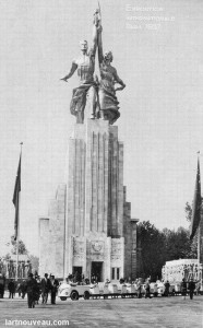 чернильница "Рабочий и колхозница" на выставке в Париже 1937