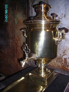 Самовар Алексея Баташова с подносом.