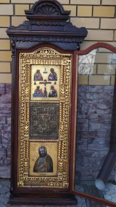 Киот на три аналойные иконы. 170х55х13 см.
