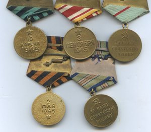 немного военных медале