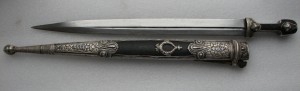 Кинжал с изюминкой.