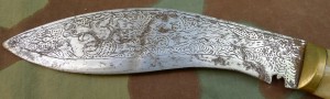 Кукри с гравировкой на лезвии, ножны инкрустированный рог.