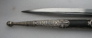 Кинжал с изюминкой.