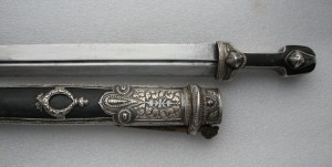 Кинжал с изюминкой.