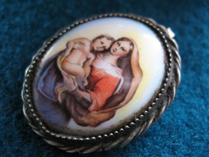 Красивая финифть в медальоне.