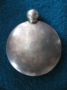 Серебрянный флакон для духов и пудреница в одном.