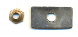 Прижимник и гаечка.