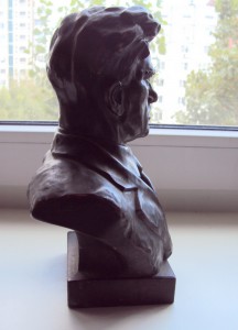 бюст МАЯКОВСКОГО.