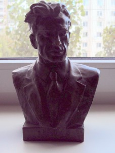 бюст МАЯКОВСКОГО.