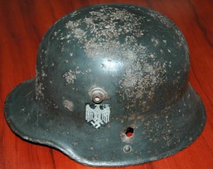 Копаный "рогатый" шлем с декалью Вермахта в сохране.