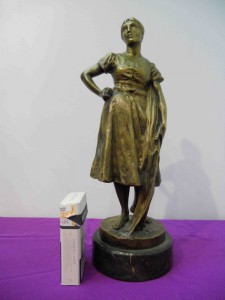 Бронза. Женщина с серпом.