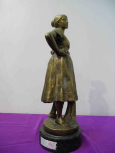 Бронза. Женщина с серпом.