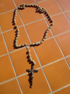 Крест с чётками.