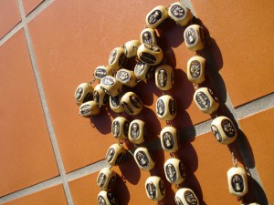 Крест с чётками.