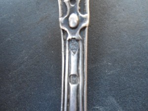 красивая ложка из серебра