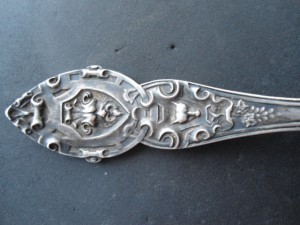 красивая ложка из серебра