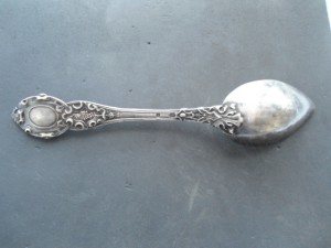 красивая ложка из серебра