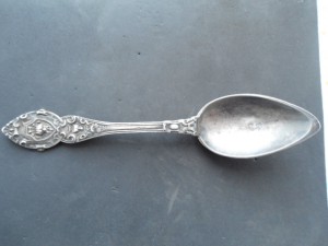 красивая ложка из серебра