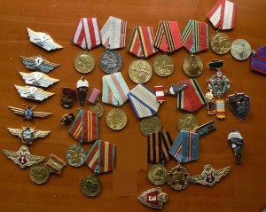 Кучка советских медалей и знаков.