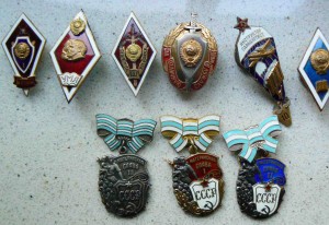 Кучка советских орденов и знаков.