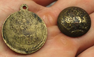 Жетон и пуговица