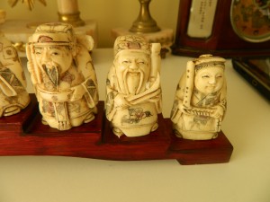нэцкэ 8 шт на подставке кость