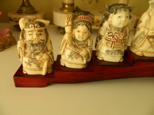 нэцкэ 8 шт на подставке кость