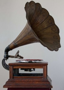 Русский граммофон с лепестковой трубой эпохи Модерн. 1900-е