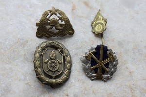 4 интересные пожарные кокарды и эмблемы