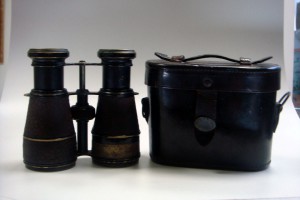 Бинокль с футляром.