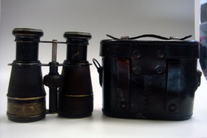 Бинокль с футляром.