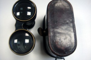 Бинокль с футляром.