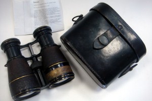 Бинокль с футляром.